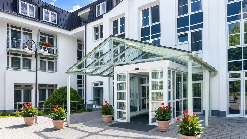 Haupteingang der Falkenstein-Klinik in Bad Schandau mit einem Teil der Gebäudefassade