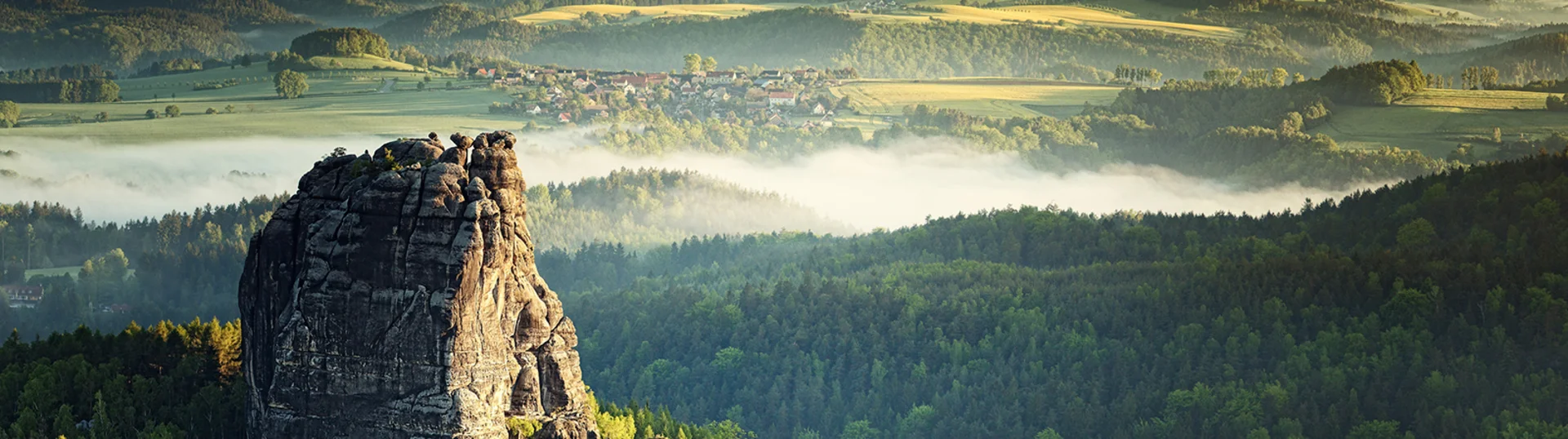 Blick über die Sächsische Schweiz mit Felsen, Wäldern und Morgennebel bei Bad Schandau